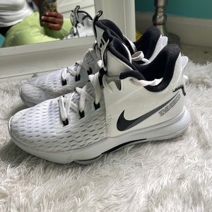 Nike LeBron Witness 5
White Black
